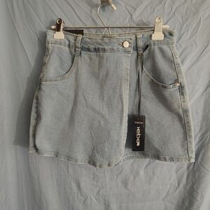 Bebe Denim Skort Women's Sz 10/30 Light Wash Jean Skirt Short NWT